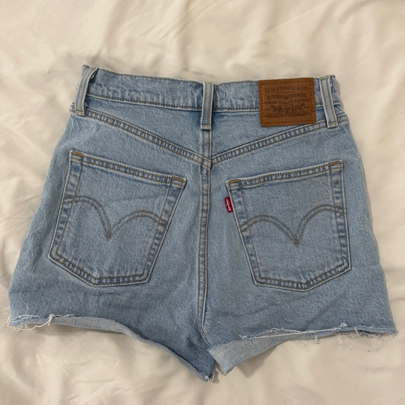 Levi’s Ribcage Shorts - Picture 4 of 4